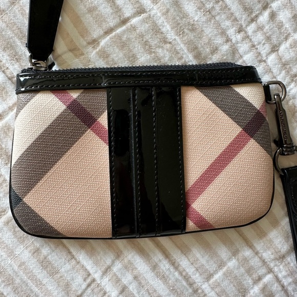 Burberry Wristlet in excellent condition. Used twice! - Picture 1 of 3